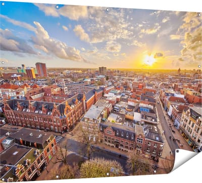 Gards Tuinposter Groningen Stad bij Zonsondergang - 160x120 cm - Tuindoek - Tuindecoratie - Wanddecoratie buiten - Tuinschilderij