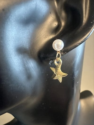 goudkleurige fake pareloorsteker met een goudkleurige ster | Make up | Parfum | Moederdag | Verjaardagscadeau| Cadeautje| Valentijnsdag| Kado | sieraden | vaderdag | oorbellen | oorsieraden