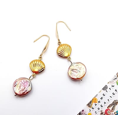 Jeannette-Creatief® - Zoetwaterparels - Roze Coin Zoetwaterparels en Schelpen Oorbellen - Pearls - Coin Parels - Oorbellen met Zoetwaterparels - Goudkleurige RVS Oorhangers - Dames Oorbellen - Oorbellen - Pareloorbellen - Lente - Mermaidcore