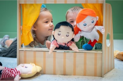 Educo Educatief speelgoed 'Poppentheater' - Sensorisch speelgoed 1 jaar - Spelend leren Motoriek - Houten speelgoed