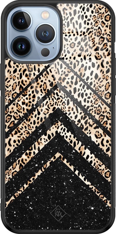 Casimoda® hoesje - Geschikt voor iPhone 13 Pro Max - Chevron Luipaard - Luxe Hard Case Zwart - Backcover telefoonhoesje - Zwart