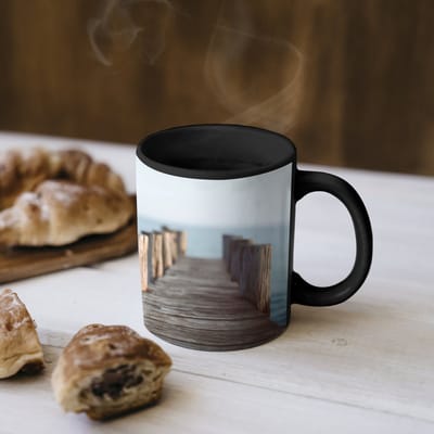 Magische Mok - Foto op Warmte Mokken - Koffiemok - Houten steiger - Helderblauwe lucht - Magic Mok - Beker - 350 ML - Theemok