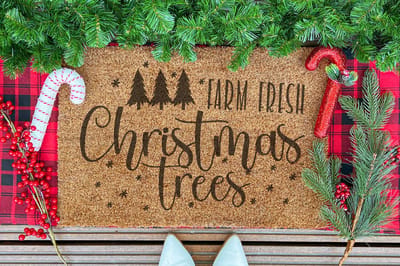 Farm Fresh Christmas Trees | 90x60 cm | Nieuwe huis cadeau | Ingangsmat | Deurmat met stijl | Verhuizing cadeau | Praktisch & trendy | Perfect voor binnenkomst | Cadeau voor nieuwe woning