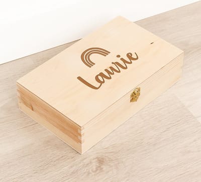 Houten kistje 'Laurie' Regenboog - Tekenkist - Herinneringsdoos - Kraamcadeau - Knutseldoos - Memorybox - Baby - Geboorte