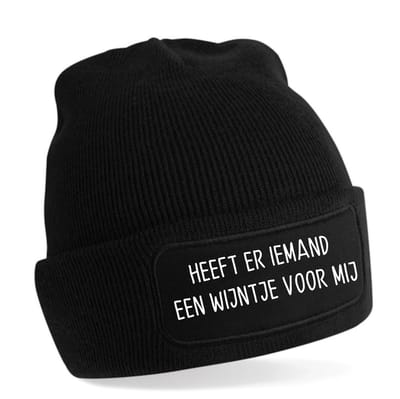 Warme muts- Heeft er iemand een wijntje voor mij. Zwarte muts/ beanie. Ski muts- ski vakantie outfit