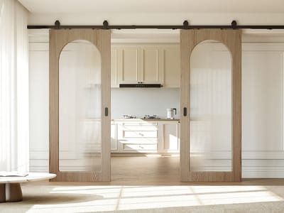 Vente-unique Dubbele schuifdeur met opbouwsysteem in hout en MDF - natuurlijke lichte boog en gehard geribbeld glas - 2 x H205 x B73 cm - ODEZA