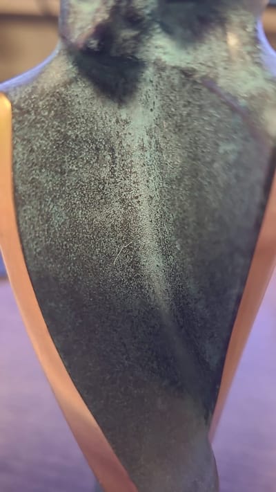 Bronzen beeld volledig samen zijn - ECHT BRONS- gepatineerd groen en brons 4x4x14 cm beperkte oplage