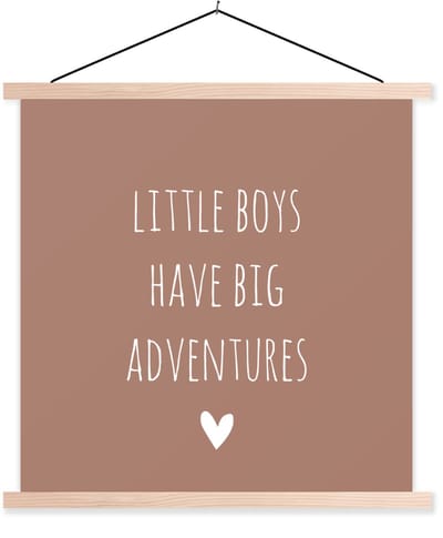 Posterhanger incl. Poster 60x60 cm - Schoolplaat - Engelse quote "Little boys have big adventures" met een hartje tegen een bruine achtergrond - Textielposter - Blanke latten