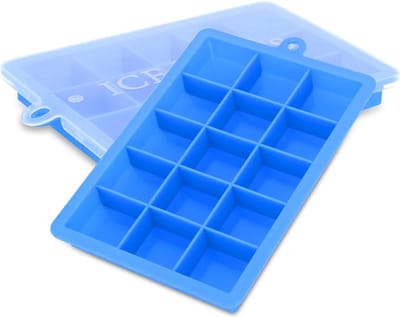 Intirilife 2x ijsblokjesvormpjes in BLAUW - Set van 2 met elk 15 vakjes Siliconen ijsblokjesvormpjes met deksel - Flexibele ijsblokjesvorm Afsluitbaar voor ijs, babyvoeding en meer