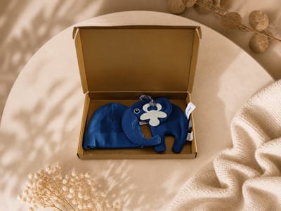 Kraamcadeau Jongen – Baby Mutsje met Speendoekje / speenkoord in Luxe Gouden Geschenkdoos – blauw – Origineel kraamcadeau