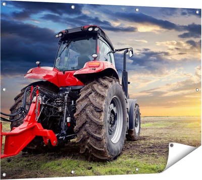Gards Tuinposter Rode Tractor bij Zonsondergang - Trekker - 120x90 cm - Tuindoek - Tuindecoratie - Wanddecoratie buiten - Tuinschilderij