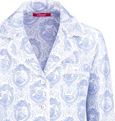 Exclusief Luxueus Kinder nachtkleding Luxe mooie zacht Blauwe Girly Pyjama van Hanssop met verfijnde kant rand details en luxe kraag verwerking, Meisjes Pyjama, zacht blauwe Hanssop Toile print, maat 116
