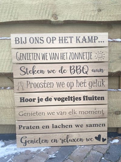 Creaties van Hier - Tuinbord - Wandbord Bij Ons Op Het Kamp - Muurdecoratie Buiten - Eikenhout - 60x50 cm -moederdag cadeautje