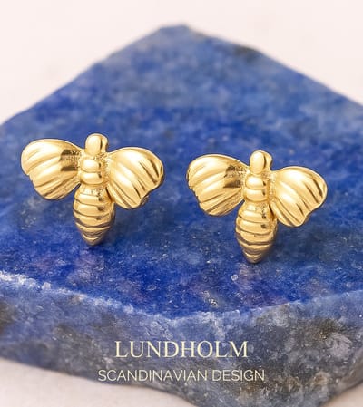 Lundholm Oorknopjes Dames Goudkleurig Bijtjes - Premium Stainless Steel Gold Plated - Oorbellen luxe Studs Bij - Cadeau Tip - Luxe Geschenk verpakking