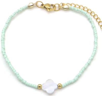 Kralenarmband - kralen - armband – accessoire – sieraad - verstelbaar - elastiek - goudkleurig - klaver - groen - hip - trendy - tijdloos - geschenk - cadeau - feest - feestdagen - verjaardag - dames - vrouwen - unisex