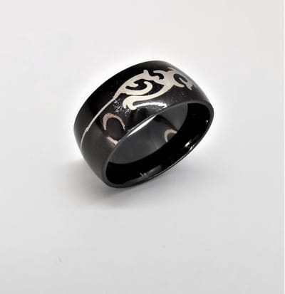 Edelstaal stoer Zwart jongens ring met tribal motief in maat 14.