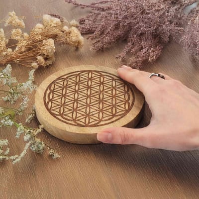 Dailygoods- Onderzetter rond 12,5 cm - Mangohout - Gegraveerd - Bloem des levens - Decoratie voor glazen - Spirituele rituelen
