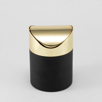 Deze zwart-gouden mini-prullenbak voor op het bureau heeft een goudkleurig draaibaar deksel en is gemaakt van roestvrij staal, waardoor hij geschikt is voor kantoren, kaptafels en andere soortgelijke locaties.