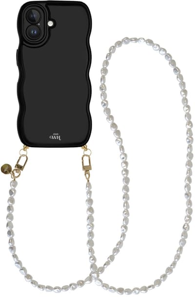 xoxo Wildhearts Glossy Wavy Cord Case Zwart - Geschikt voor iPhone 16 - Pearlfection - Lang koord - Glimmend telefoonhoesje met golven - Hoesje met koord - Parelketting - lang telefoonkoord - Zwart hoesje - Lange variant koord