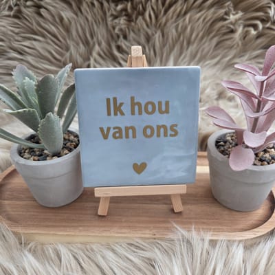 Robuust wenstegeltje – Ik Hou van Ons – Hip trendy tegeltje – Cadeau voor Partner, Valentijn of Jubileum – Stijlvol en Persoonlijk Woonaccessoire - Zomaar - Voor jezelf – Trendy nu – Decoratief Tegeltje met Standaard – Cadeau Idee