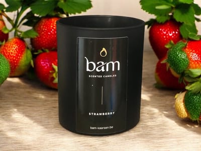 BAM Strawberry Geurkaars – Black Collection Medium – 2 Katoenen Wieken – 60 Branduren – 190 g – Zonnebloemwas – Vegan - aardbei