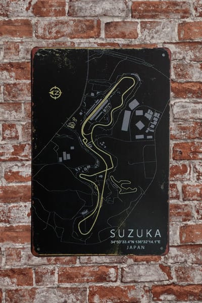 Wandbord – Suzuka Japan - Metalen wandbord - Wandborden – Formule 1 - Metalen bord - Mancave - Mancave decoratie - Tekst bord - Retro - Metal sign - Bar decoratie - Decoratie - Metalen borden - Cadeau - UV bestendig - 20 x 30cm - Cave & Garden