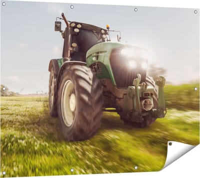 Gards Tuinposter Tractor op het Gras - Trekker - 120x90 cm - Tuindoek - Tuindecoratie - Wanddecoratie buiten - Tuinschilderij