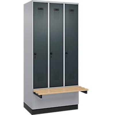 C+P Evolo Plus garderobekast, 3 vakken van elk 300 mm breed, sokkel, zwevende bank, B 900 x D 815 x H 1950 mm, draaischroef, blank aluminium/antracietgrijs