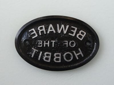 Waarschuwingsbord Hobbit - Decoratiebord Huis - Huisdecoratie - Verhoogde Zilveren Letters - 13 x 8.5 cm - Zwart