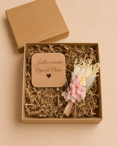 Cadeaudoosje zwangerschapsaankondiging – ‘Jullie worden Opa & Oma ’ | Houten doosje met gegraveerde tekst, mini bloemenboeketje & glazen buisje
