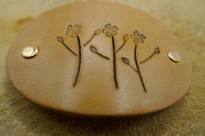 Leren beige haarclip voor kinderen met 3 bloemen - modern kleine haarclip - haarclip voor kinderen met bloemen - kleine leren haarclip - haarclips voor dun haar - haaraccessoires voor meisje of vrouw