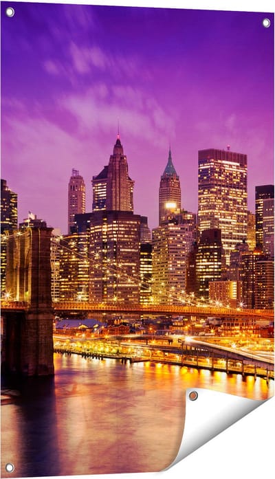 Gards Tuinposter Skyline New York van Centrum in het Paars - 60x90 cm - Tuindoek - Tuindecoratie - Wanddecoratie buiten - Tuinschilderij