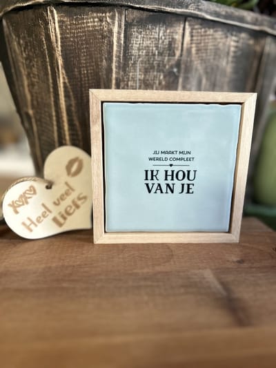 Creaties van Hier -Liefs in een lijstje Ik hou van je met houten hartje - 12 cm – Keramiek