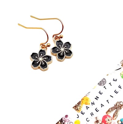 Jeannette-Creatief® - Bloemen - Oorhangers Zwart - dames oorbellen - Goudkleurige RVS oorhaakjes