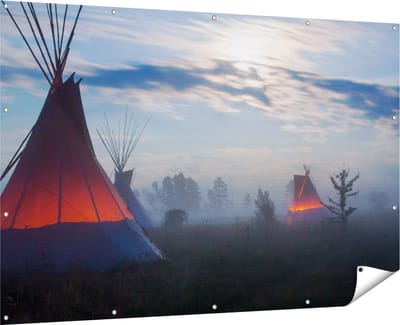 Gards Tuinposter Indianen Tipi in de Nacht tijdens de Mist - 180x120 cm - Tuindoek - Tuindecoratie - Wanddecoratie buiten - Tuinschilderij