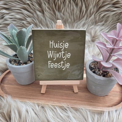 CreaCraft - Robuust Wenstegeltje – huisje wijntje feestje - Hip trendy tegeltje –Housewarmingcadeau of zomaar – 10x10 cm – Wanddecoratie –Sfeervol en Persoonlijk - Vriend(in) – Trendy nu – Decoratief Tegeltje met Standaard – Cadeau Idee