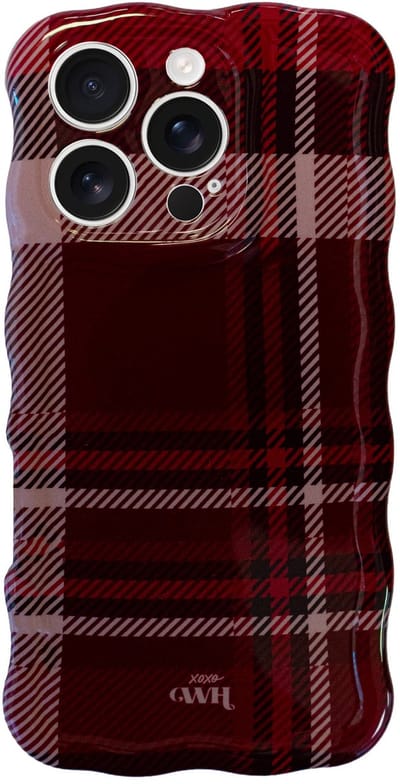 xoxo Wildhearts Glossy Wavy Case Winter Nights telefoonhoesje - Geschikt voor iPhone 16 Pro Max - Golvend hoesje - Glimmende silicone case met golven - Vlekbestendig - Hoesje met geruit patroon - Burgundy
