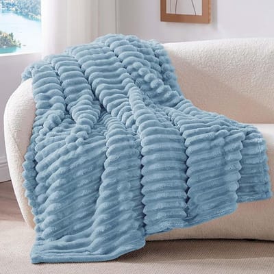 STAR&STER Knuffelige, Plaid zachte deken klein - zachte flanellen deken Licht Blauwe 125 x 150 cm voor de bank, decoratieve strepen koord fleece deken als banksprei voor de woonkamer, sprei voor breed gebruik
