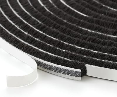 Draught Excluder voor Deuren en Ramen, Zelfklevende Borstelweerstrip 9mm (B) x 5mm (D), Luchtdicht Stoppen voor Glijdende en Buitendeuren, Zwart, Energie-efficiëntie en Geluidsisolatie