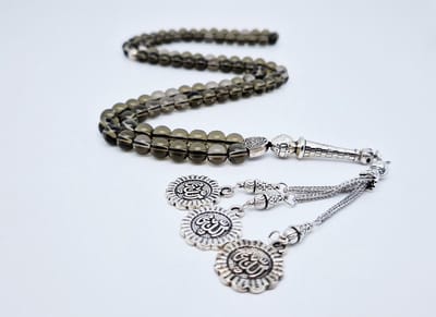 Handgemaakte tesbih "Tasbih" natuursteen " Rookkwarts" - Aantal kralen 99 - Diameter kralen 8MM - met metaal tassel "Allah" - Een mooi cadeau-idee