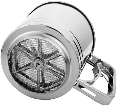 Dailygoods- Meelzeef Handknijp - Roestvrij Staal - 5 Kopjes Capaciteit - Dubbele Lagen Zeef - Poedersuikerzeef - Eenvoudig te Reinigen