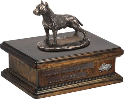 Persoonlijke urn voor American Staffordshire Terrier met beeldje en hout.