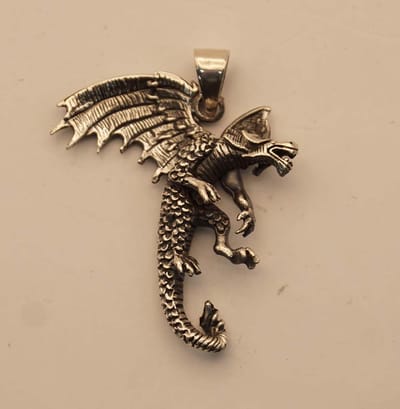 Zilveren hanger vliegende draken - draken hanger van 925 zilver - prachtige fantasie dieren hanger - zilveren bedel draak die vliegt - ruige draken hangers - stoere fantasie dier pendant - zilveren hangers draakje