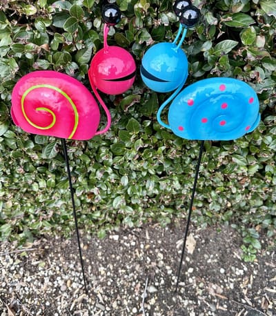Metalen deco tuinstekers "slakken" - Set van 2 stuks - roze + blauw - hoogte 85 x 23 x 2 cm - Tuinaccessoires - Tuindecoratie – Tuinstekers