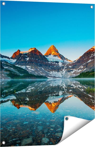 Gards Tuinposter Berg Assiniboine bij het Meer in Canada - 60x80 cm - Tuindoek - Tuindecoratie - Wanddecoratie buiten - Tuinschilderij