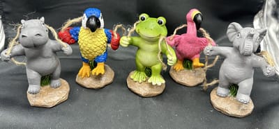 Polyresin hangende dieren "nijlpaard/papegaai/kikker/flamingo/olifant" - Set van 5 stuks - meerkleurig - hangend en staand model - hoogte incl. touw 17 x 9 x 5 cm - met ophangtouw - Voor binnen of buiten - Tuinaccessoires - Woonaccessoires