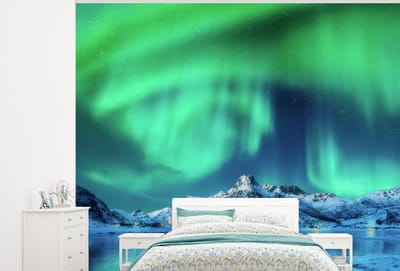 Behang - Fotobehang Noorderlicht - Berg - Sneeuw - Breedte 275 cm x hoogte 220 cm