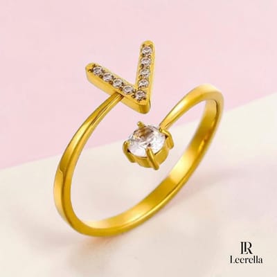 Leerella | V | Verstelbare Goudkleurige Initialen Ring - RVS Letter Ring met Zirconia Steentjes - Persoonlijke Naamring Dames