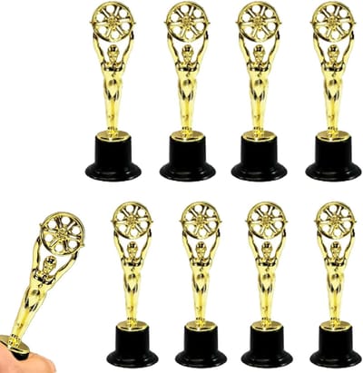 Mini Trophies Set van 8, Gouden Awards voor Feestjes, Verjaardagen en Sportprijzen, Perfect voor Party Bags en Prijzen