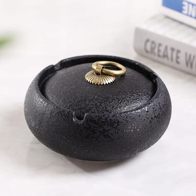Handgemaakte Keramische Asbak Met Deksel – Decoratief – Voor Terras, Bureau & Kantoor – Ideaal Voor Rokers & Woondecoratie-11x11x5.6 cm-Grof aardewerk zwart
